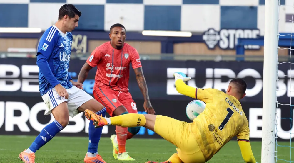 كومو اكتفى بالتعادل مع ضيفه كالياري (إ.ب.أ)