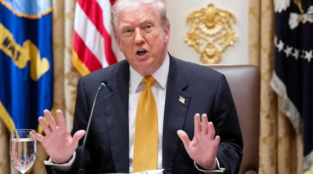 ترمب يتحدث خلال اجتماع مع رئيس الوزراء المجري فيكتور أوربان في غرفة مجلس الوزراء في البيت الأبيض 7 نوفمبر 2025 (أ.ف.ب)