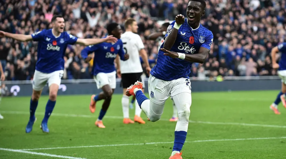 فرحة إدريسا غاي بهدف التقدم لإيفرتون في مرمى فولهام (رويترز)