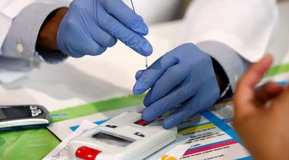 طبيب يستخدم جهازاً لقياس مستوى الكوليسترول في تكساس (رويترز)