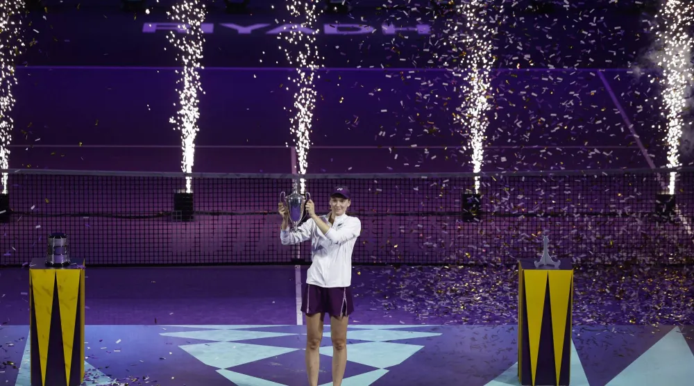  إيلينا ريباكينا تتوج بلقب البطولة الختامية لموسم لاعبات التنس المحترفات (رويترز)