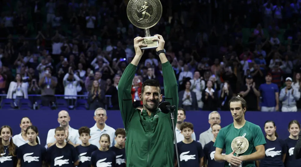 الصربي نوفاك ديوكوفيتش يحتفل بلقب أثينا (رويترز)