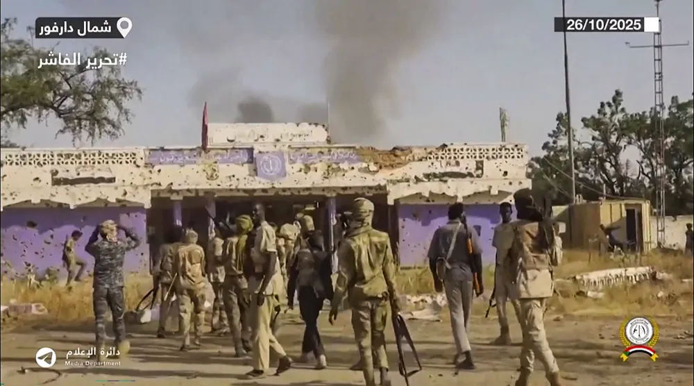 عناصر «الدعم السريع» يحملون أسلحة في شوارع الفاشر السودانية (حساب القوات على تلغرام - أ.ف.ب)