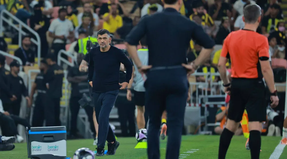 البرتغالي سيرجيو كونسيساو المدير الفني لفريق الاتحاد (تصوير: محمد المانع)