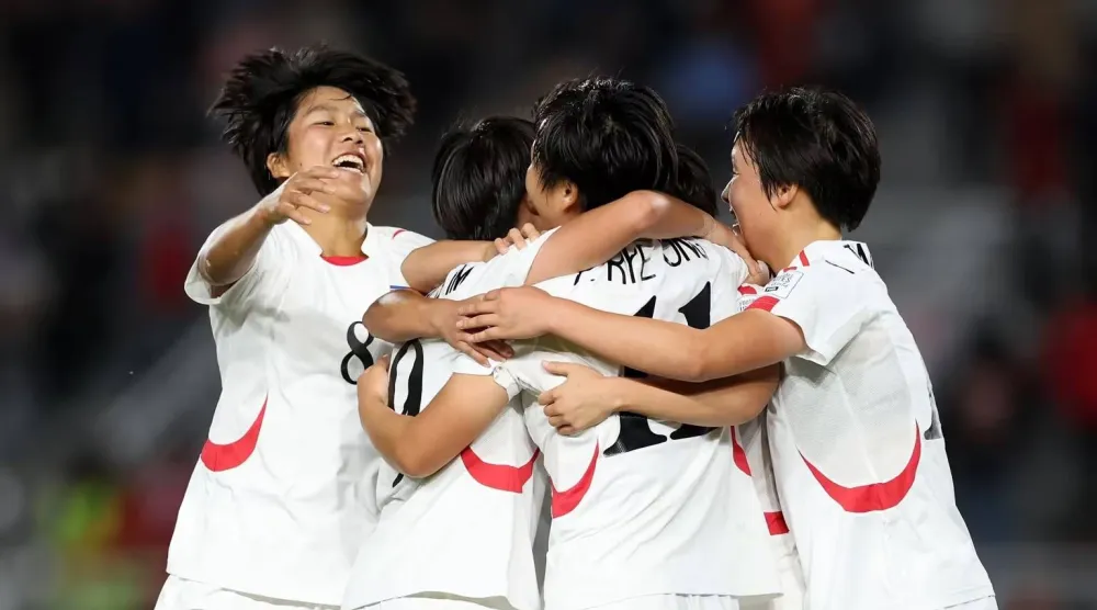 فرحة منتخب كوريا الشمالية بتحقيق اللقب (الاتحاد الدولي لكرة القدم).