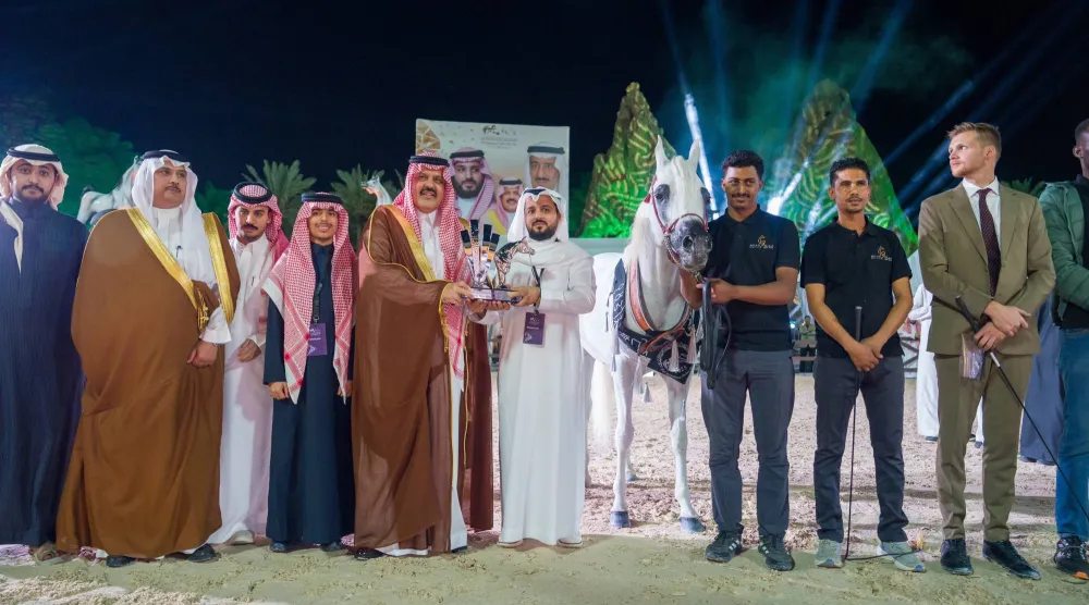 أمير منطقة حائل خلال تتويج الفائزين (الشرق الأوسط) 