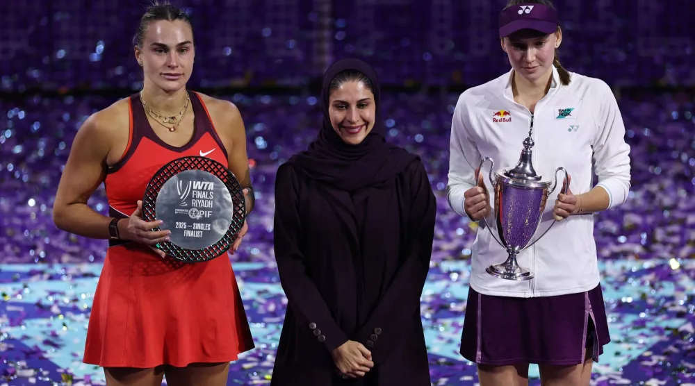 أضواء العريفي، مساعدة وزير الرياضة السعودي خلال التتويج (رويترز) 