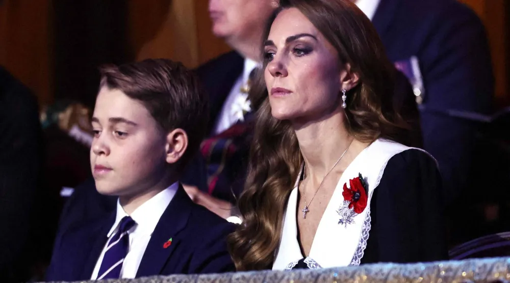 الأمير جورج ووالدته الأميرة كاثرين (أ.ف.ب)