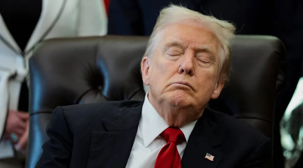 الرئيس دونالد ترمب يظهر كأنه نائم في البيت الأبيض خلال فعالية للإعلان عن صفقة مع شركتي «إيلي ليلي» و«نوفو نورديسك» لخفض أسعار أدوية إنقاص الوزن (رويترز)