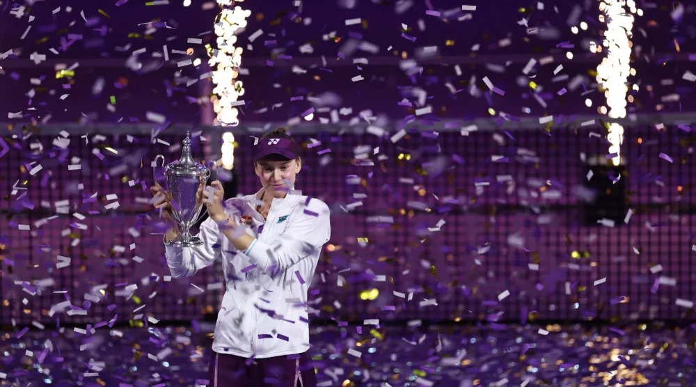 لحظات من تتويج إلينا ريباكينا بكأس الجولة الختامية بالرياض (رويترز)