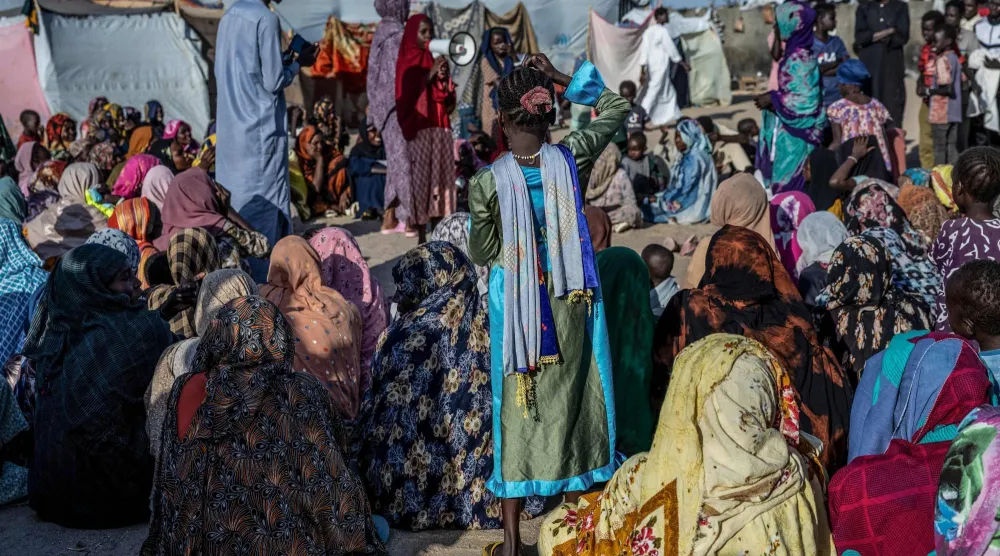 لاجئون سودانيون هاربون من الفاشر بمخيم «تين العابر» في تشاد (أ.ف.ب)