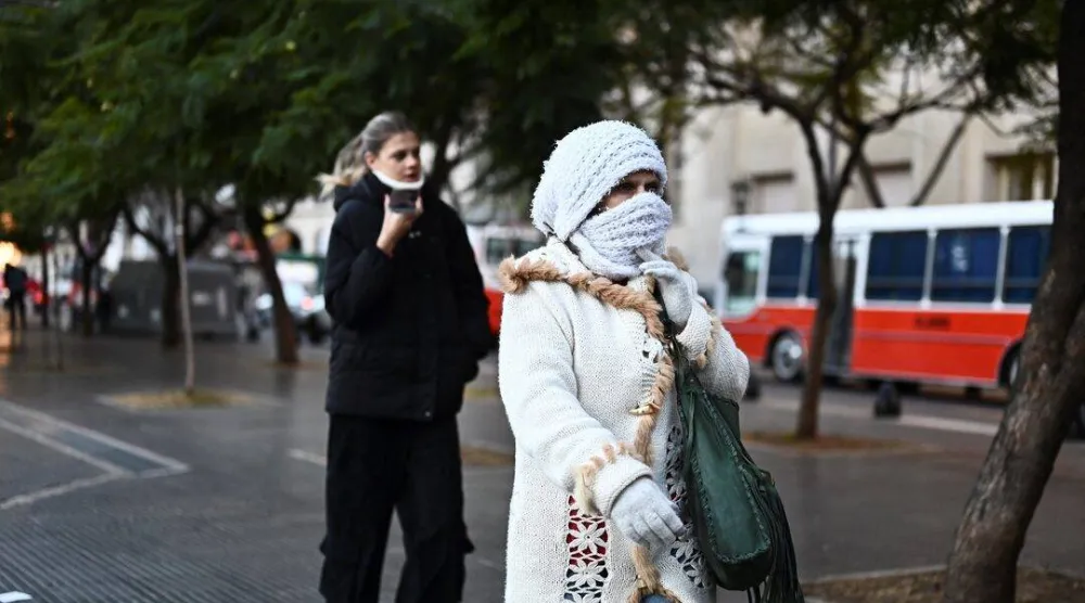هناك أشخاص أكثر حساسية لدرجات الحرارة الباردة من غيرهم (رويترز)