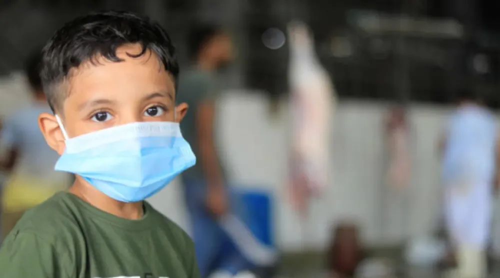 الأطفال الصغار أكثر عرضة للإصابة بالفيروسات ونشرها (رويترز)