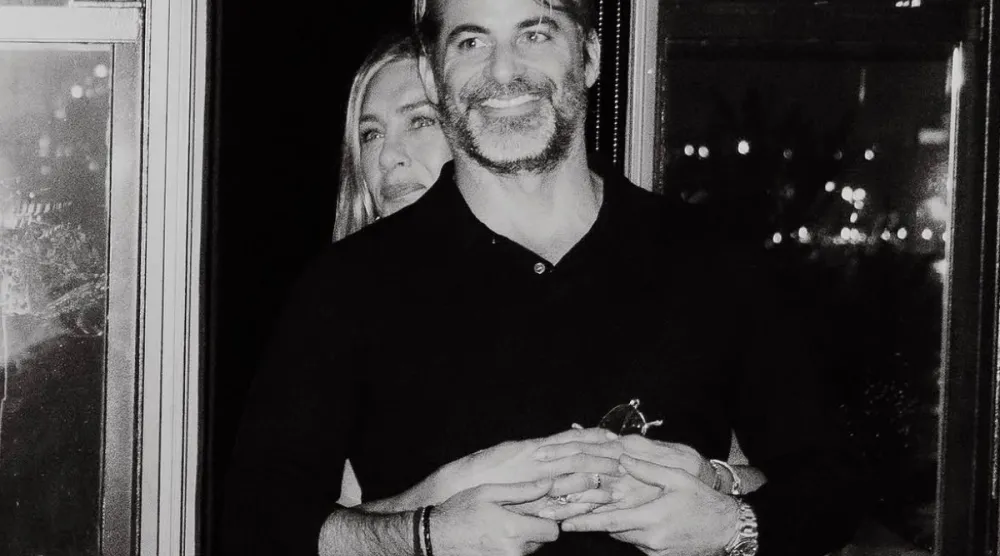 الممثلة جنيفر أنيستون وحبيبها الجديد جيم كورتيس (إنستغرام)
