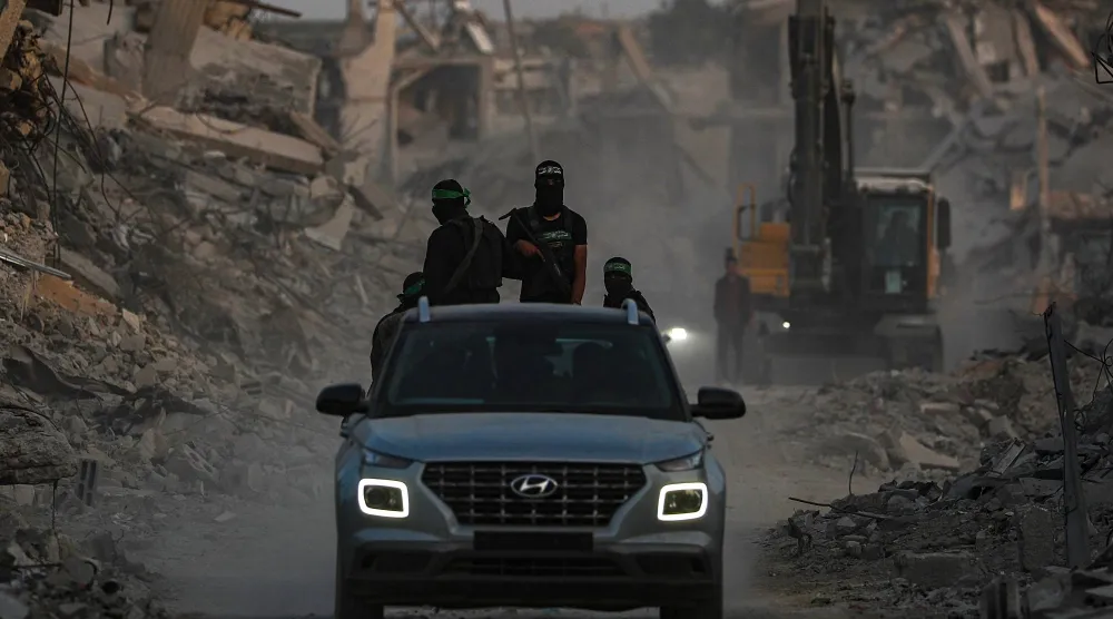 مقاتلون من «كتائب القسام» في مدينة غزة (إ.ب.أ)