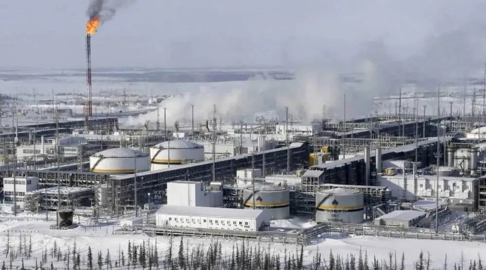 مصفاة نفط إلى جانب صهاريج تخزين في حقل نفط روسي (رويترز)