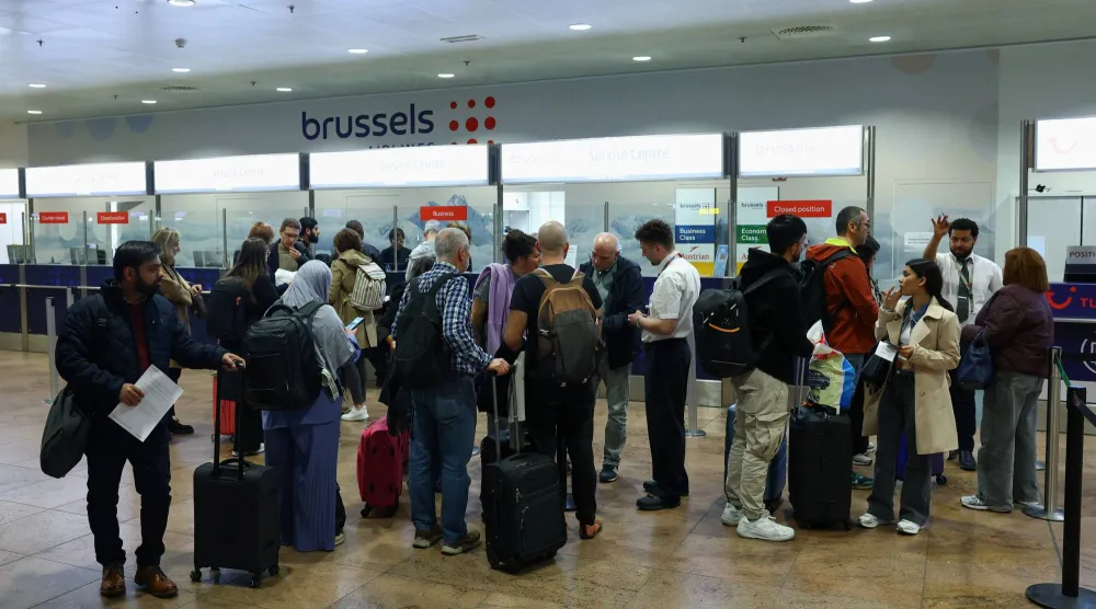 ركاب ينتظرون في طابور أمام مكتب الخدمات في مطار بروكسل بعد أن أبلغت خدمة مراقبة الحركة الجوية البلجيكية برؤية طائرة مسيّرة في زافينتيم ببلجيكا 4 نوفمبر 2025 (رويترز)