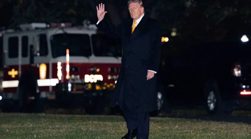 ترمب مغادراً البيت الأبيض إلى بالم بيتش بولاية فلوريدا في 7 نوفمبر (إ.ب.أ)