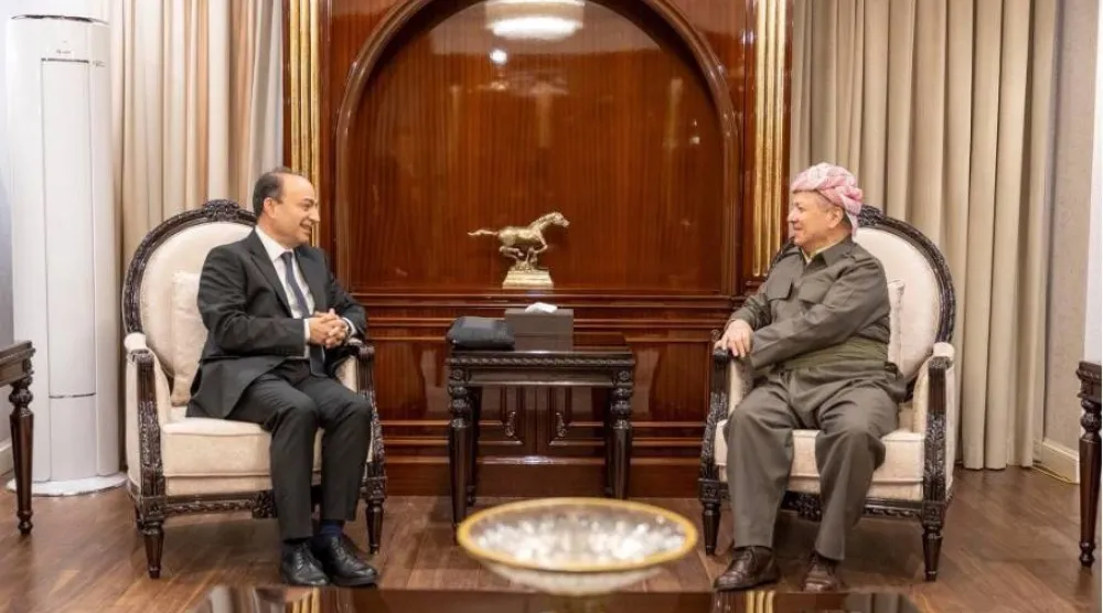 السياسي التركي الكردي عثمان بايدمير خلال لقائه مسعود بارزاني في أربيل (إعلام تركي)