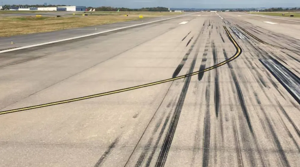 مطار البصرة الدولي شهد اليوم هبوط 9 طائرات كويتية اضطرارياً (أرشيفية - رويترز)