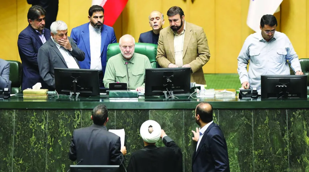 نواب يتحدثون إلى قاليباف في جلسة برلمان سابقة (أ.ب)