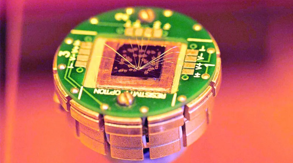 المادة الجديدة فائقة الرقة تدمج قوى مغناطيسية متعاكسة لتقليل استهلاك شرائح الذاكرة عشرة أضعاف (جامعة تشالمرز للتكنولوجيا)