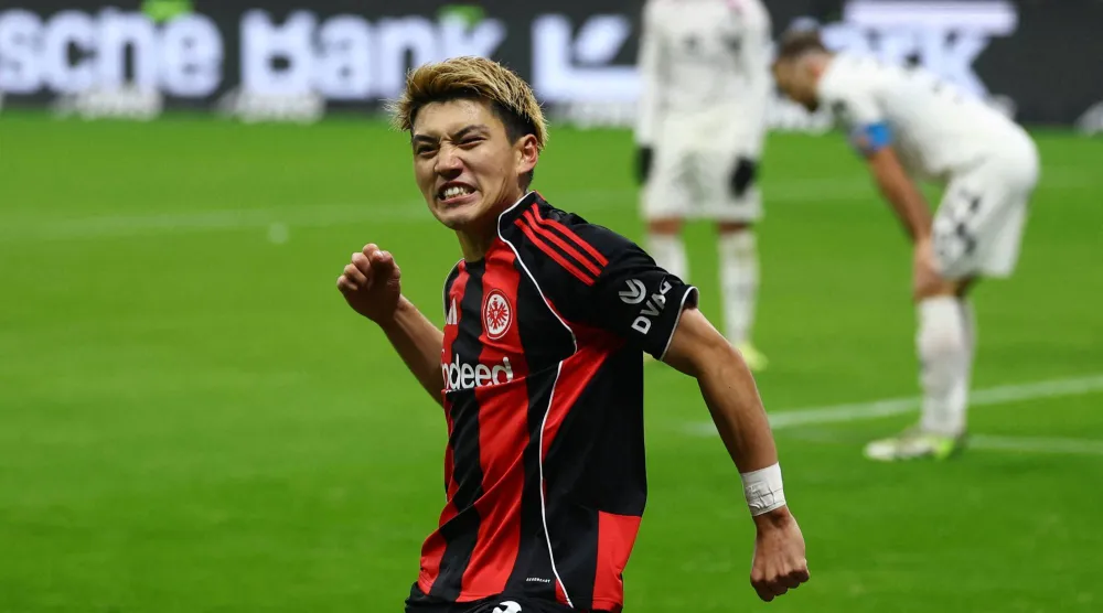 ريتسو دوان لاعب فرانكفورت يحتفل بهدف الفوز على ماينز (رويترز)