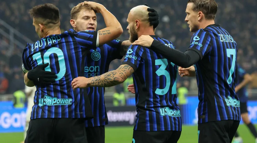 فرحة لاعبي إنتر ميلان بالفوز على لاتسيو (إ.ب.أ)