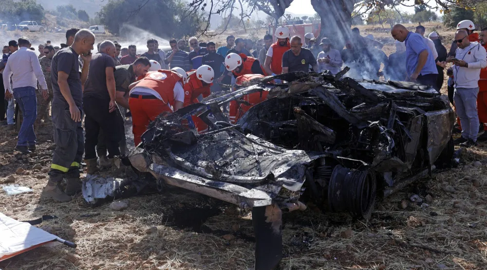 موقع قصف سيارة بطائرة مُسيرة إسرائيلية في جنوب لبنان (إ.ب.أ)