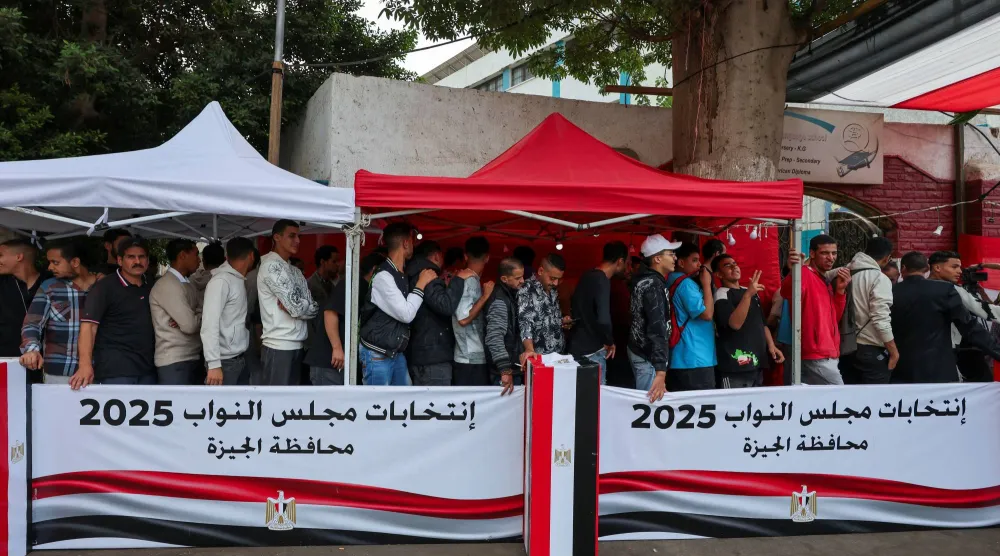من أمام مقر لجنة انتخابية بمحافظة الجيزة المصرية (رويترز)