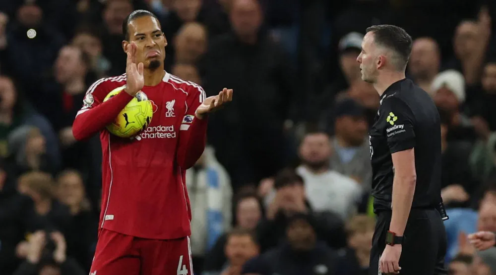 فان دايك يكتفي بالقول إن القرارات الحاسمة أصبحت بيد الحكام (رويترز)