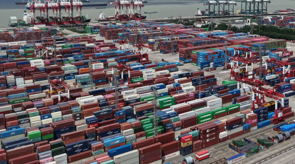 تُظهر هذه الصورة الجوية حاويات في ميناء شنغهاي الدولي بالصين (أ.ف.ب)