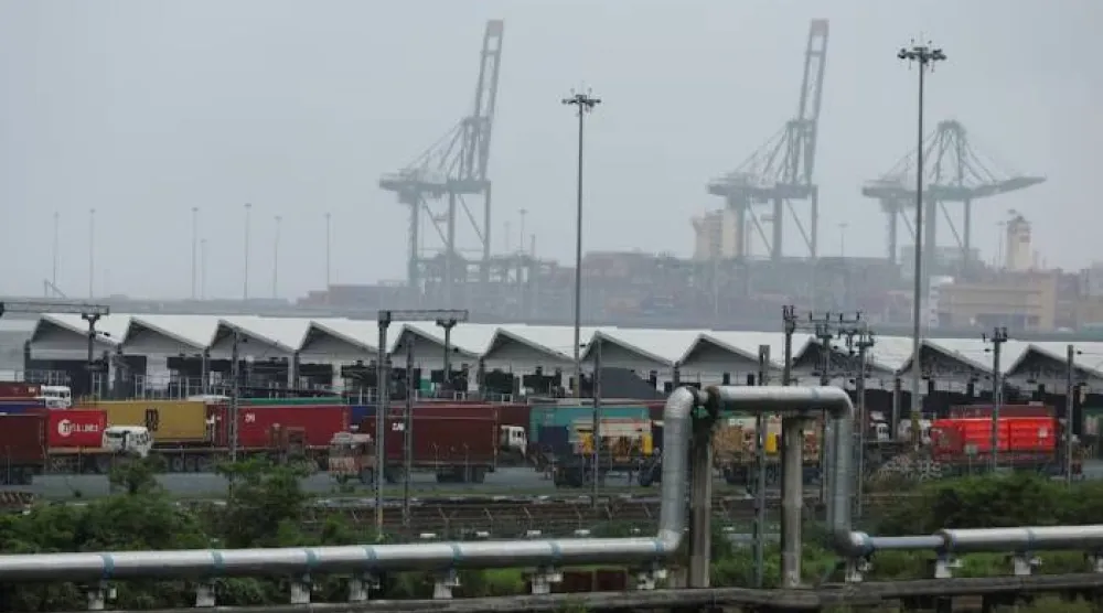 حاويات شحن متوقفة في ميناء جواهر لال نهرو بمدينة نافي مومباي في الهند (رويترز)