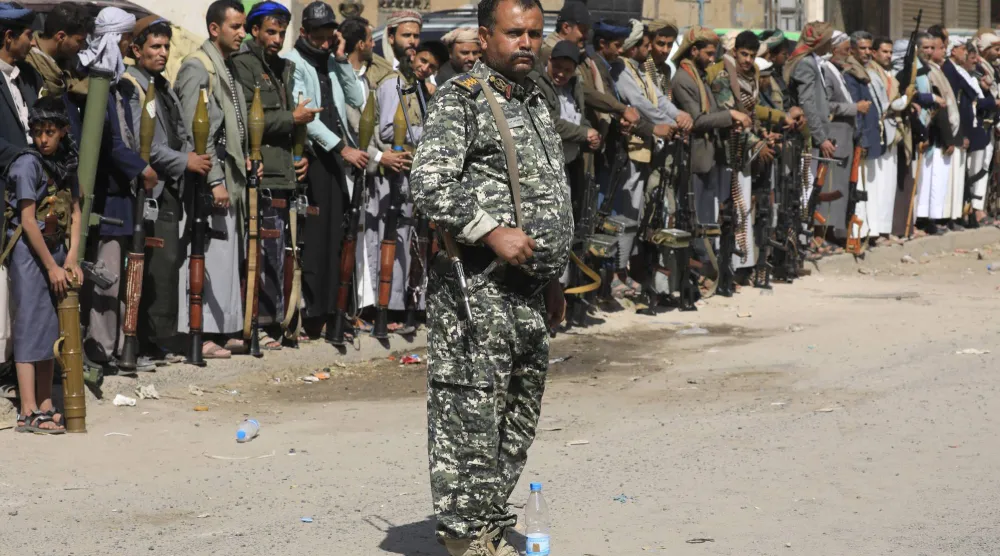 أغلبية الموارد المالية الخاضعة للحوثيين تذهب لأعمال التعبئة والحشد والدعاية (إ.ب.أ)