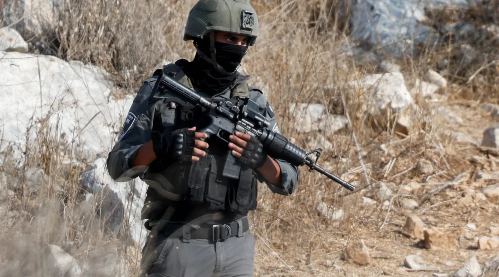 جندي إسرائيلي أثناء اشتباك مع متظاهرين فلسطينيين قرب طولكرم في الضفة الغربية المحتلة - 7 نوفمبر الحالي (رويترز)