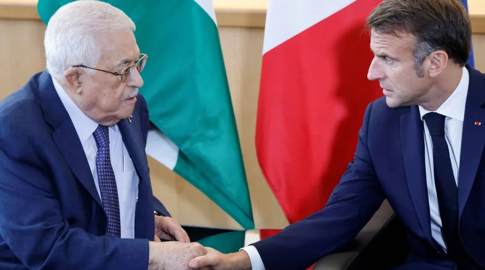 الرئيس الفرنسي إيمانويل ماكرون والرئيس الفلسطيني محمود عباس في لقاء على هامش اجتماعات الأمم المتحدة في نيويورك يوم 25 سبتمبر من العام الماضي (أ.ف.ب)