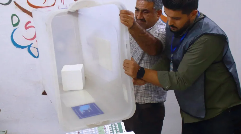 موظفون من «مفوضية الانتخابات» العراقية يفرزون أوراق الاقتراع بعد يوم التصويت الخاص في الانتخابات البرلمانية ببغداد (إ.ب.أ)