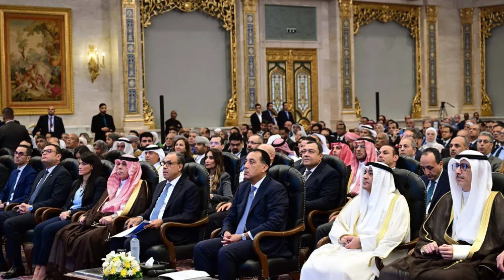 رئيس مجلس الوزراء المصري يجلس بجانب وزراء من الدول العربية خلال فعاليات منتدى التجارة والاستثمار المصري - الخليجي بالقاهرة (مجلس الوزراء المصري)
