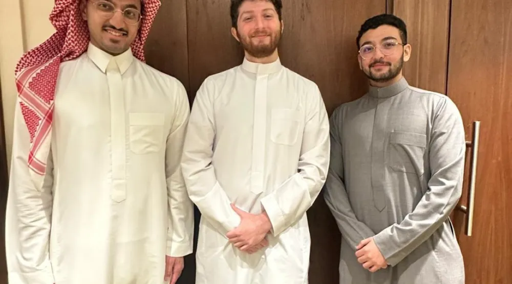 الطلبة السعوديون أسامة الجهني وعمر العمران وأسامة دبوسي (الشرق الأوسط)