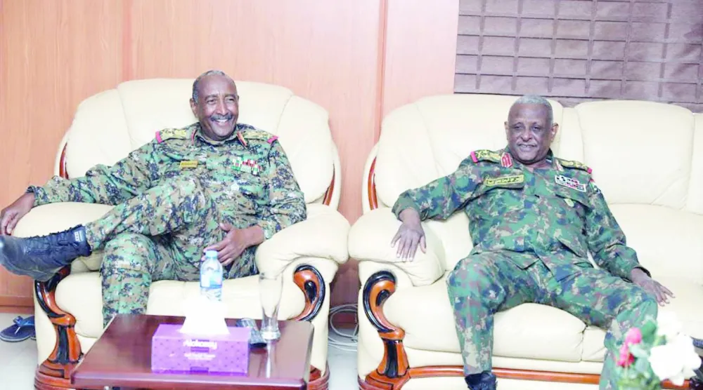قائد الجيش البرهان وإلى يساره مساعده ياسر العطا (الجيش السوداني)