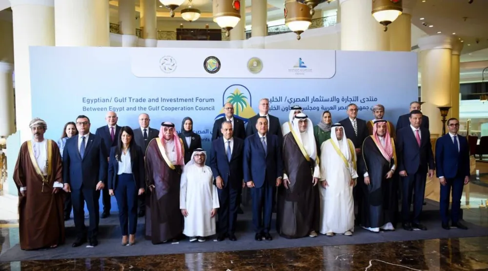المشاركون في «منتدى التجارة والاستثمار المصري الخليجي» بالقاهرة يوم الاثنين (مجلس الوزراء المصري)