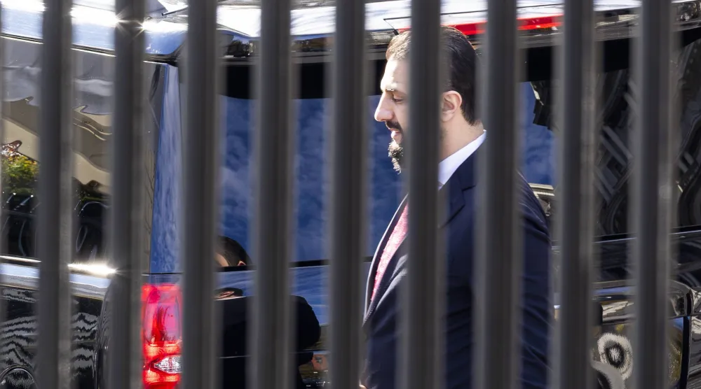 الرئيس السوري أحمد الشرع لحظة وصوله إلى البيت الأبيض للقاء الرئيس الأميركي دونالد ترمب الاثنين (إ.ب.أ)