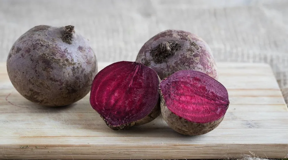 يُعد تناول الشمندر النيئ آمناً بشكل عام عند تناوله باعتدال (بيكسباي)