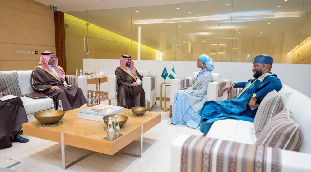 الأمير بدر بن عبد الله بن فرحان لدى لقائه الوزيرة حناتو موسى موساوا في الرياض (وزارة الثقافة السعودية)