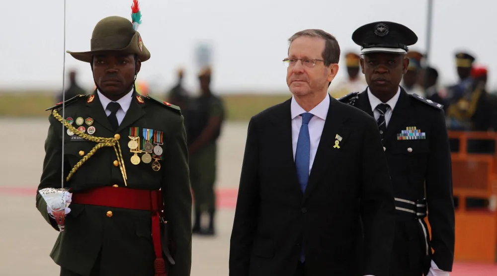 الرئيس الإسرائيلي إسحاق هرتسوغ بصحبة نظيره الزامبي هاكيندي هيشيليما في لوساكا (رويترز)