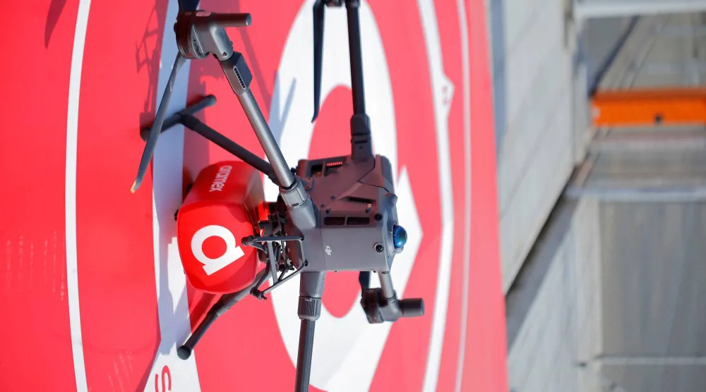 النظام التشغيلي يعتمد على الذكاء الاصطناعي وتقنيات الملاحة الدقيقة مثل «ليدار» لتأمين رحلات ذاتية آمنة وموثوقة دون تدخل بشري مباشر (أرامكس)