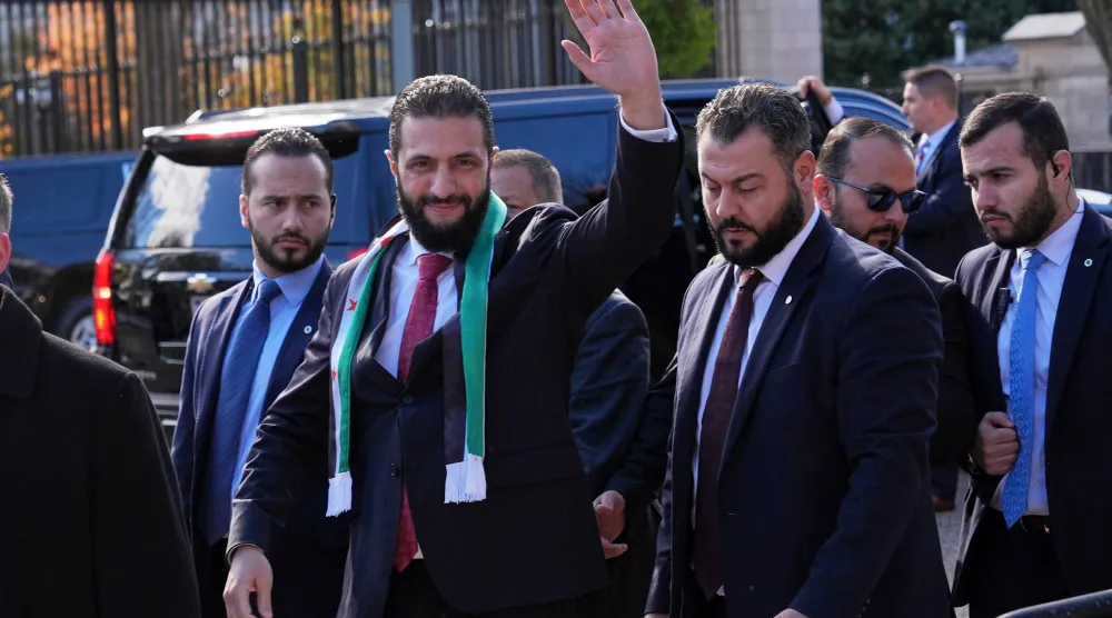  الرئيس السوري أحمد الشرع يحيي مناصرين تجمعوا خارج البيت الأبيض (أ.ب)