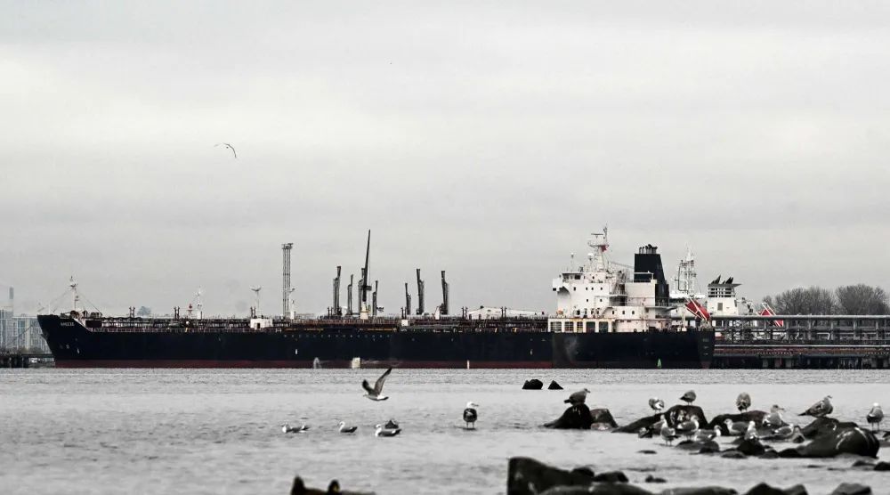  ناقلة نفط راسية في محطة نفطية بميناء سانت بطرسبرغ (أ.ف.ب)