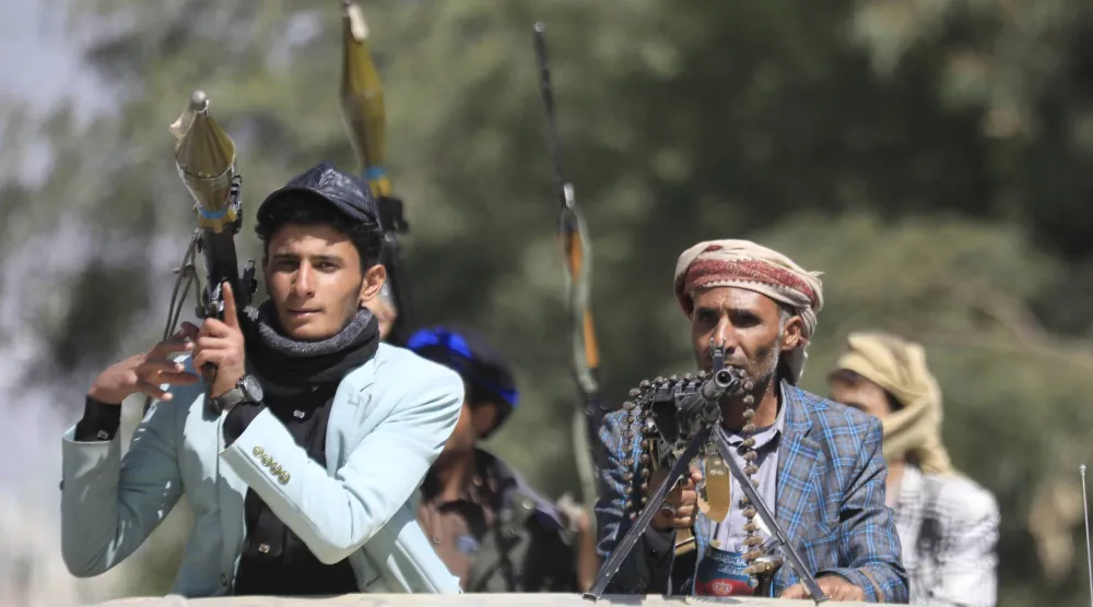 رجال مسلحون في تجمع مناهض لإسرائيل من الحوثي في صنعاء (إ.ب.أ)