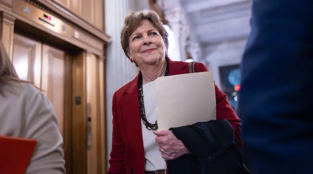 السيناتورة جين شاهين عضوة مجلس الشيوخ الديمقراطية عن ولاية نيو هامبشاير (أ.ب)